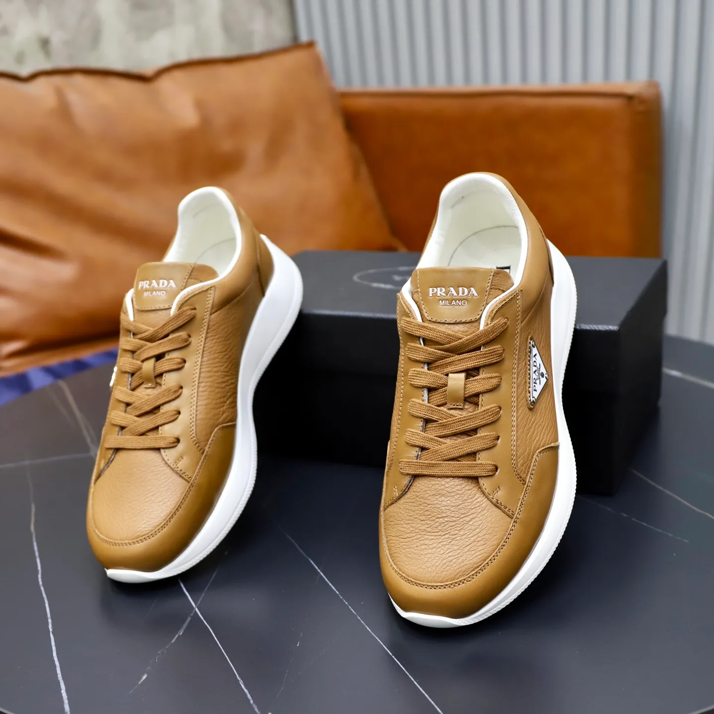 Factory price: 740💰Top original order Brand: PRADA (Prada) Standard code: Men's size 38/44 (45 can be customized) Grade: Same as the official website Material: Original cowhide stitching imported cowhide lining Original combination two-color wear-resistant soft outsole Style category: Leisure and sports version Young fashion European and American trend British style Color: Real picture color